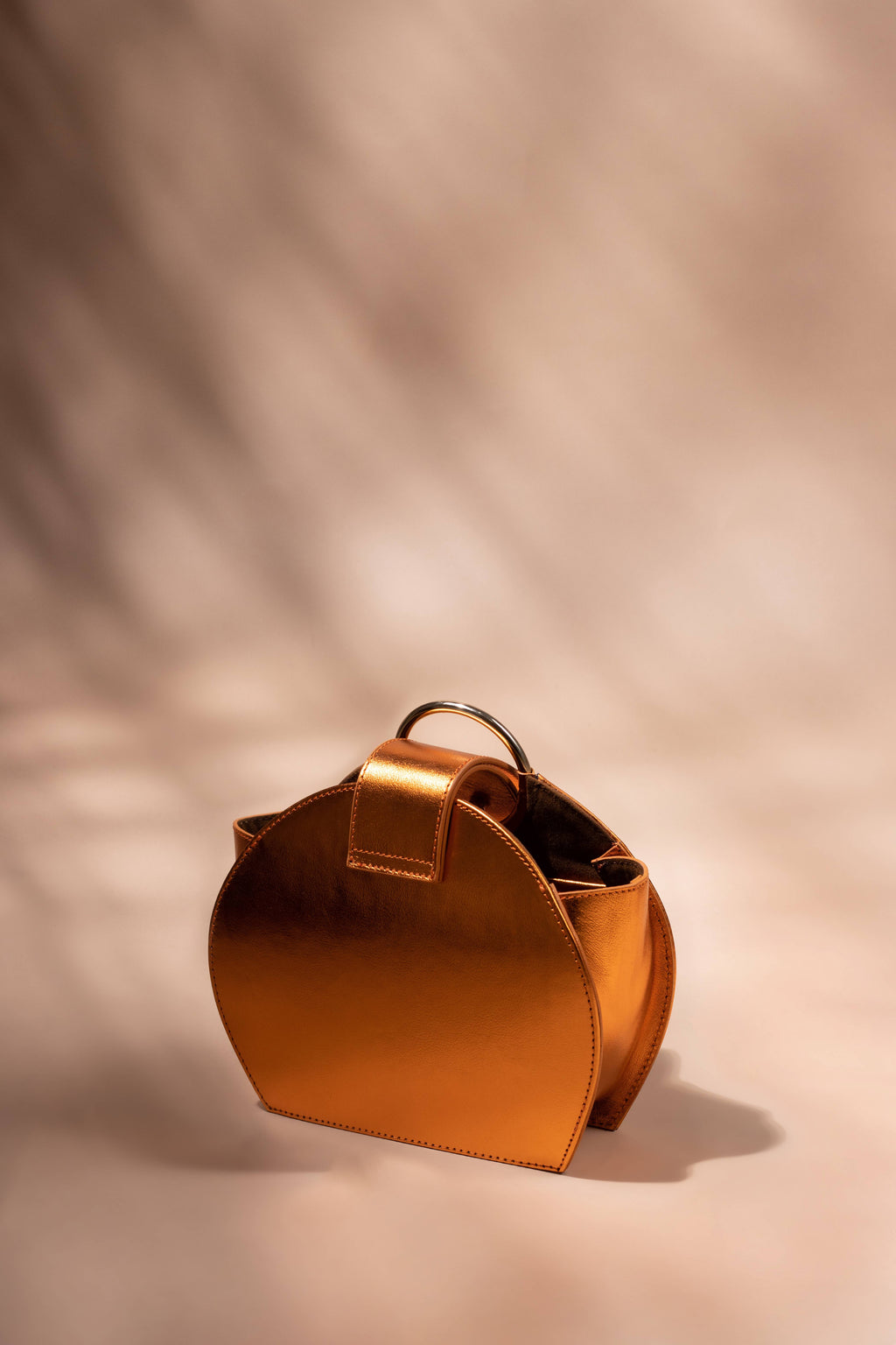 Bolsa circular de piel metálica Coa